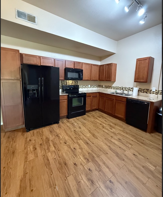 image (23) - 715 Monnett