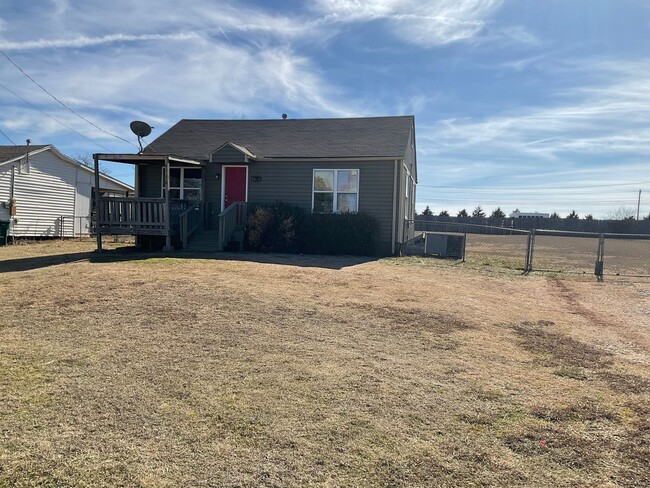 Cottage home with huge back yard - Cottage home with huge back yard