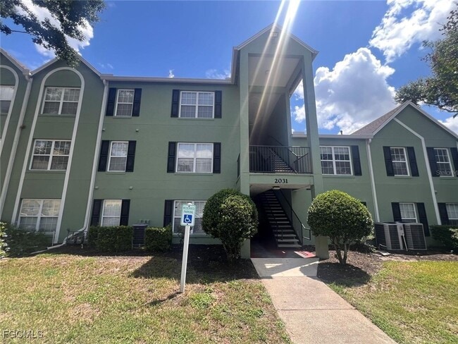 Building Photo - 2031 Dixie Belle Dr Unit 2031T