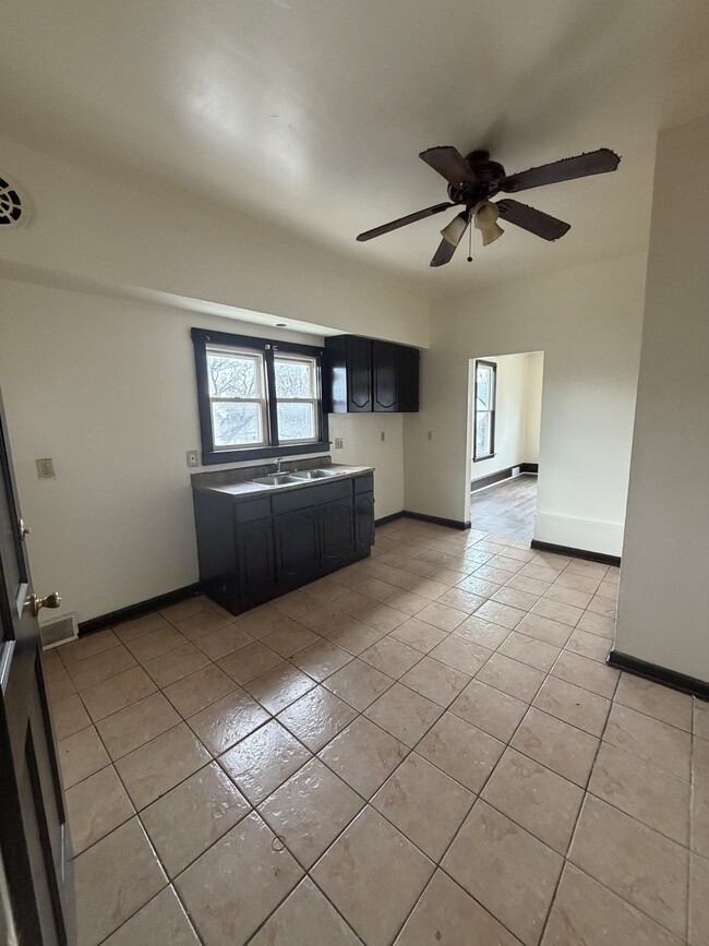 Building Photo - 3118 N 21st St Unit Upper