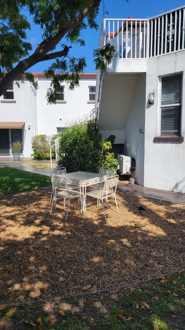 Building Photo - 2800 Pine Tree Dr Unit 1