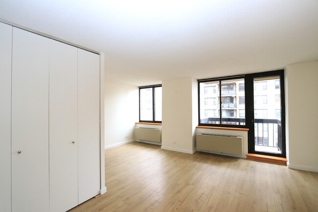 Building Photo - 250 E 40th St Unit 31 D