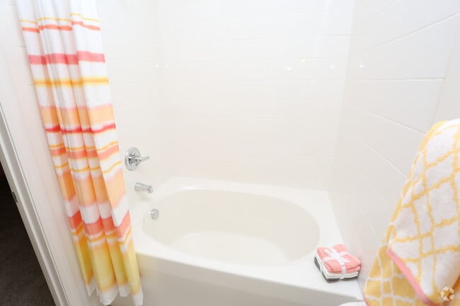 2BR, 2BA - 1069 SF - Bathroom