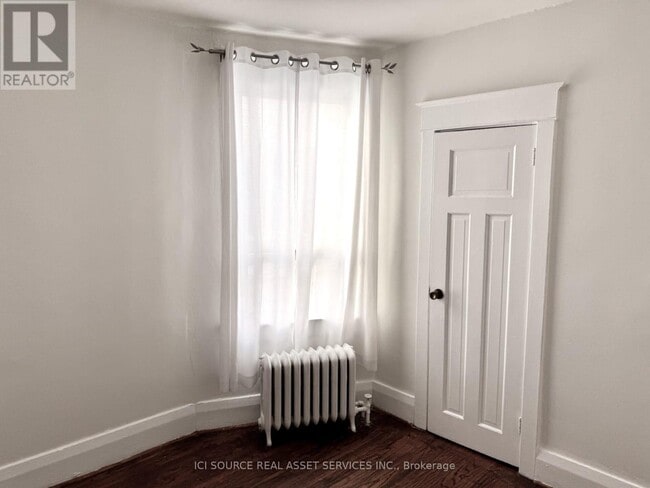 Photo - 862 Danforth Ave