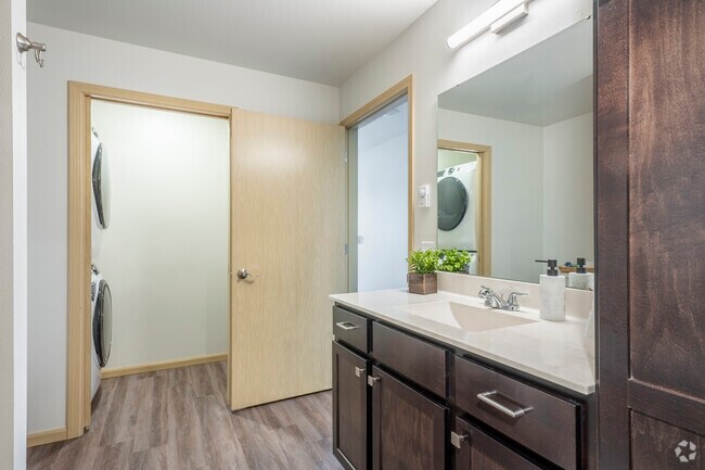 2BR, 2BA - 1200SF - Bathroom - Arrow Ridge