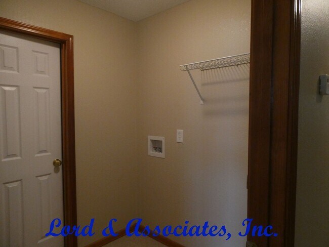 318 Lois Ln