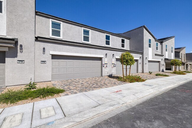 Photo - FULLY FURNISHED BRAND NEW TOWNHOME WITH 3 ...