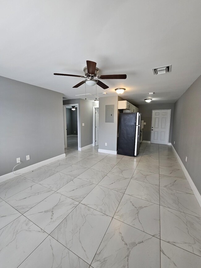 Photo - 933 W 7th St