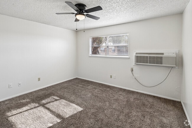 3BR, 1BA - 1,094SF - Primary Bedroom - Avendale Pointe