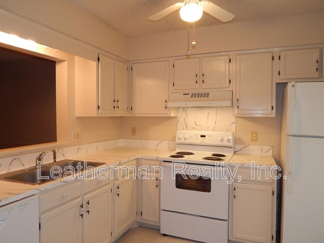 Photo - 738 Coventry Ln