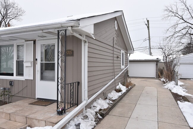 Photo - 8705 45th St