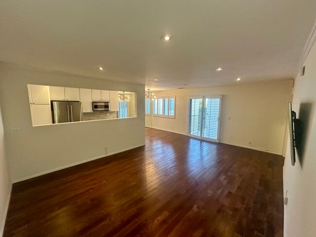 Building Photo - 700 Westmount Dr Unit #305 Rental