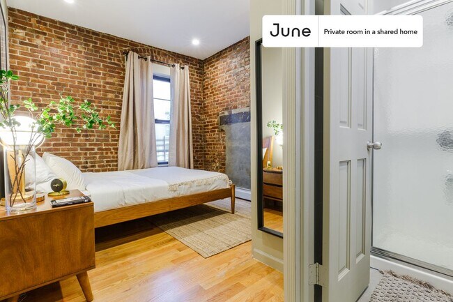 Room in Shared 4 bed/4 bath home in Midtown East