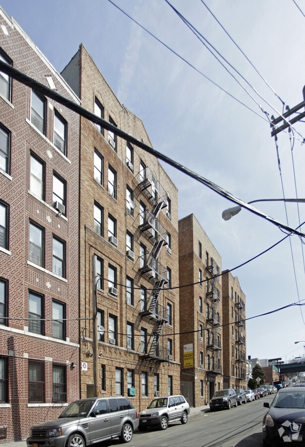 Photo - 667 E 232nd St