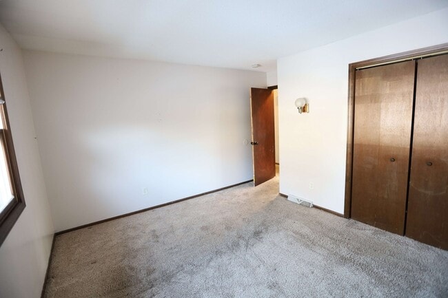 Photo - 2132 Shangrai-La Dr SE