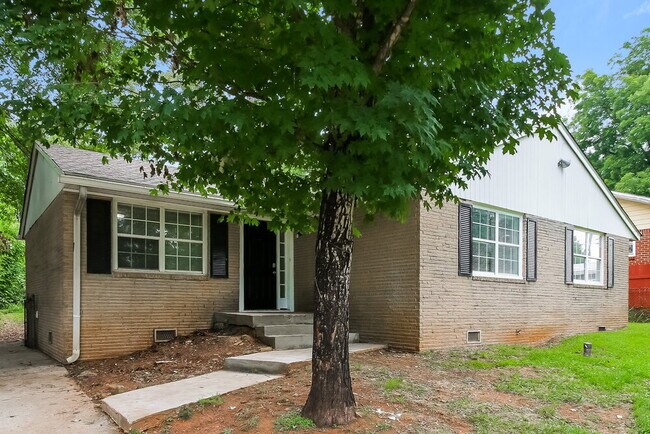 Photo - 558 Wavelyn Way