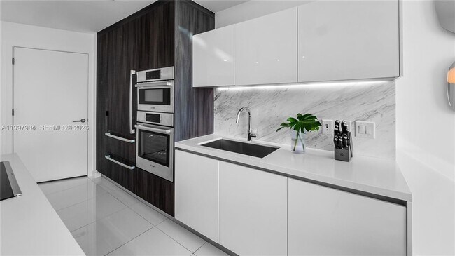 851 NE 1st Ave Unit 1606