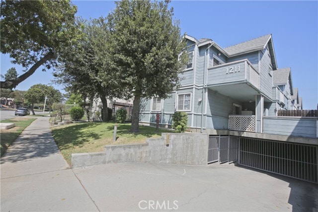 Building Photo - 1211 Huntington Dr Unit F