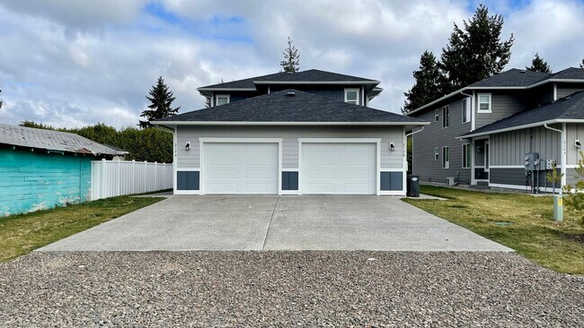 Building Photo - Beautiful 3 Bedroom Duplex with Garage!
