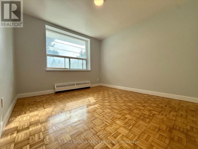 Photo - 363 Lakeshore Rd E Unit 103
