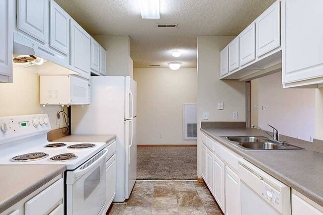 En nuestras cocinas no faltan espacios para guardar cosas. - Northbrook Apartments