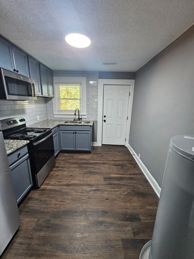 Photo - 719 Elvie St S