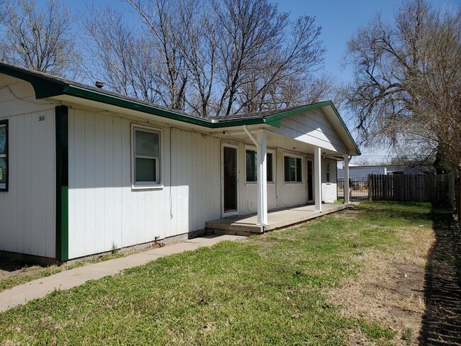 Building Photo - 1616 Santa Fe S Unit 1616 S Santa Fe B
