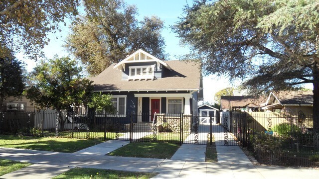 Building Photo - Charming craftsman home located in the hig...