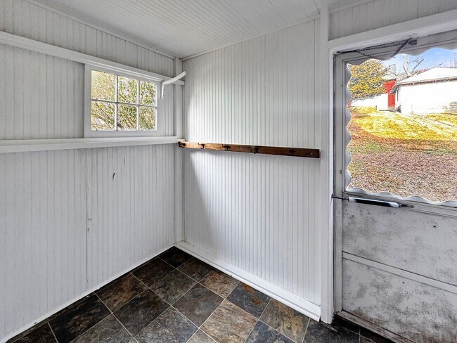 Photo - 1012-1014 Louisa St Unit 1014