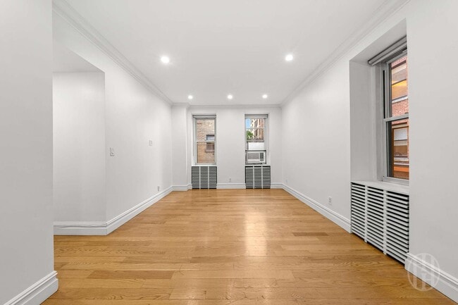 Photo - 26 E 63rd St Unidad 2C