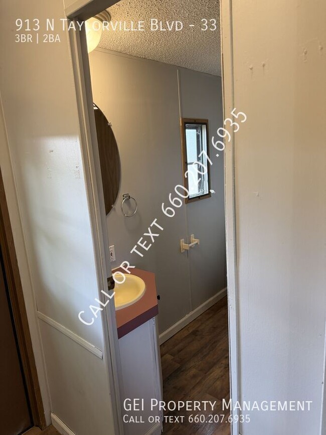 Photo - 913 N Taylorville Blvd