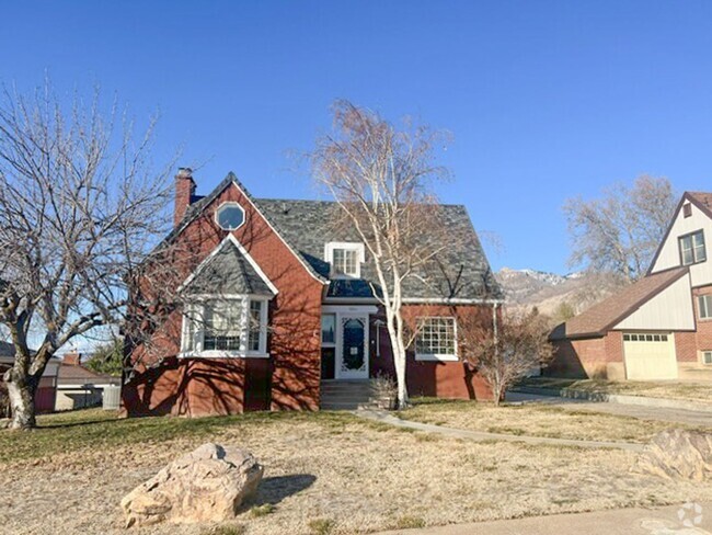 Building Photo - Beautifully furnished home with 2 car garage