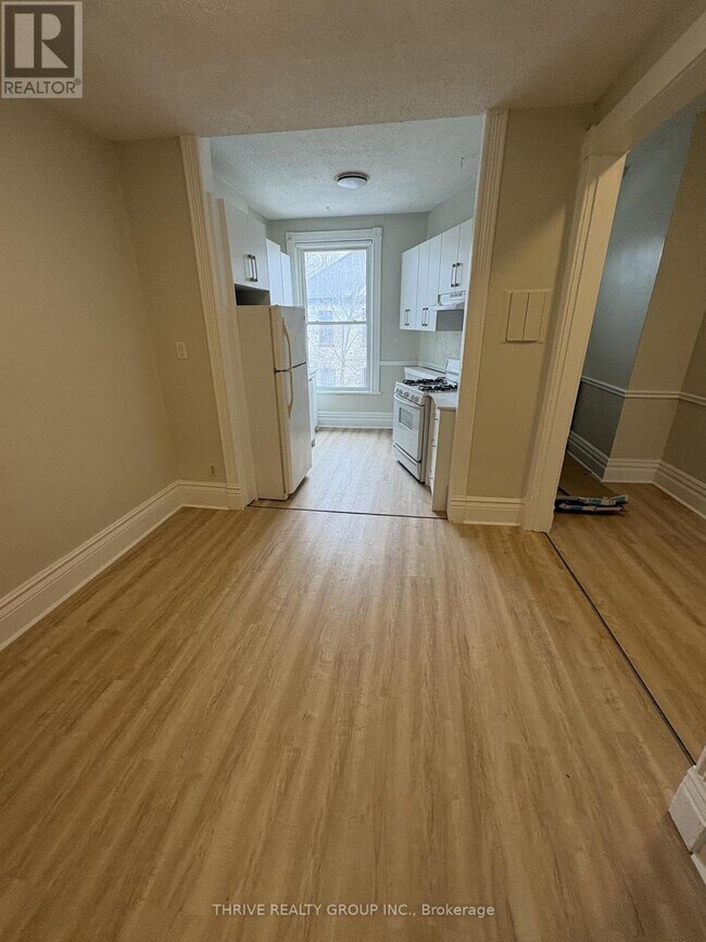 Photo - 466 Dufferin Ave
