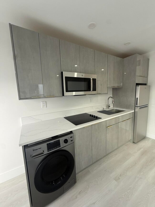 Building Photo - 5909 S Dixie Hwy Unit 2b