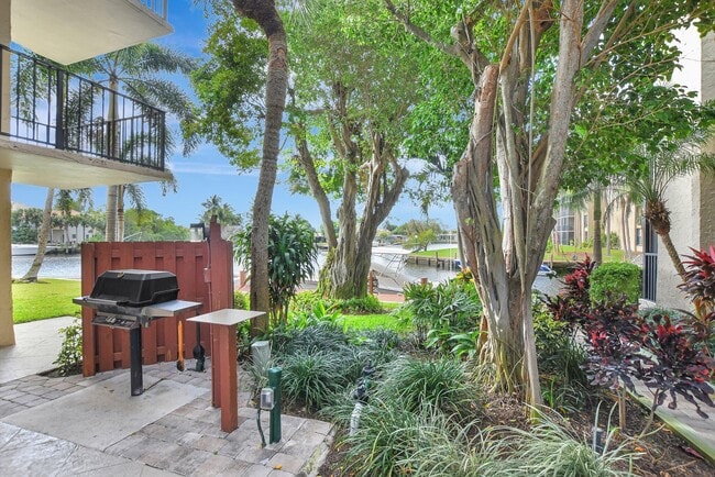 Photo - 8 Royal Palm Way Unidad 107