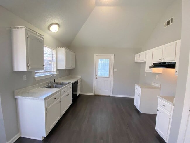 Photo - 2794 Laura Cir E