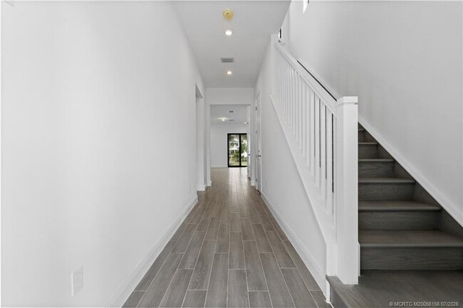 Photo - 870 SW Newfield Ave