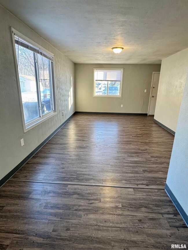 Photo - 902 39th St Ct