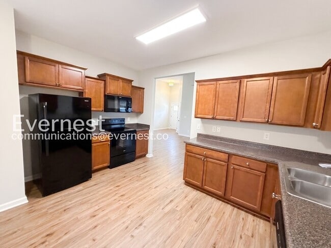 Photo - 208 Hampton Dr