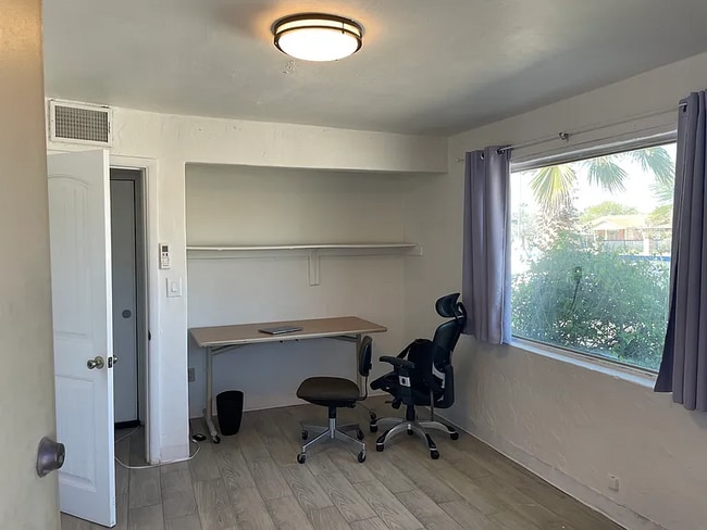 Photo - 902 E Prince Rd