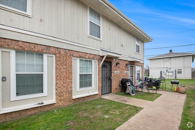 Building Photo - Recently updated 2-story 2-1.5 in Fort Wor... Rental