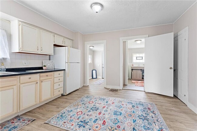 Photo - 1915 Maple Ave NE