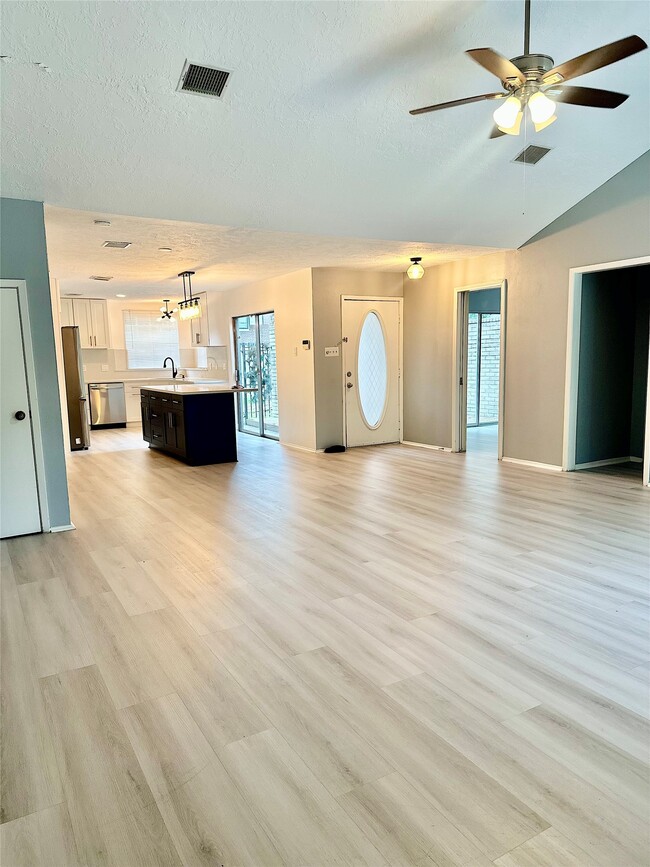 Building Photo - 15427 Swan Creek Dr