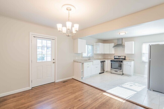 Photo - 4 bed/ 2 bath! Prime Location near Brooksi...