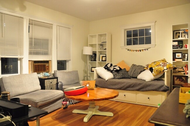 Building Photo - 20 Saint Peter St Unit 3