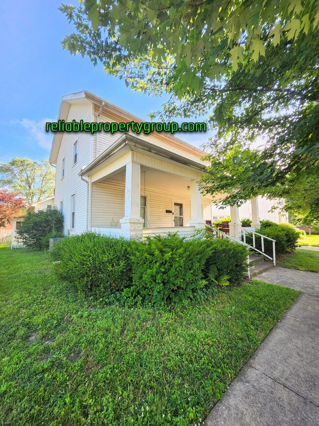 Building Photo - 113 E 3rd St Unit 113 1/2 E 3rd St Rental