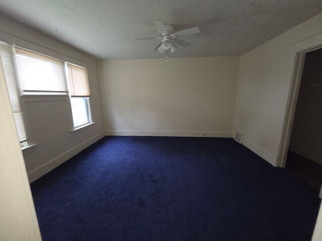 Photo - 923 W 3rd St