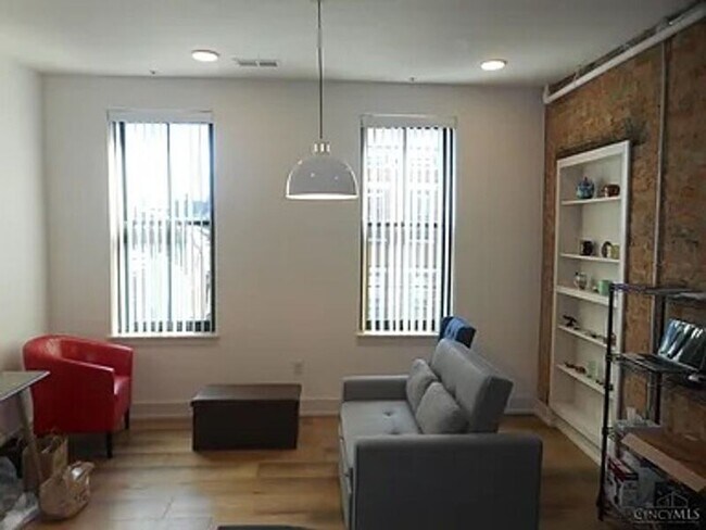 Photo - 26 E 15th St