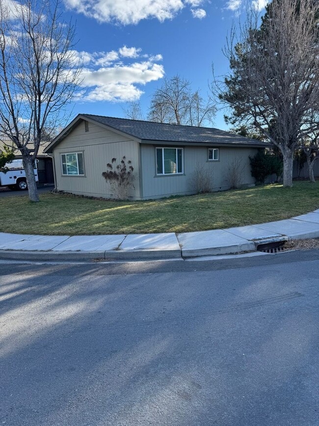 Building Photo - Fully Remodeled 2 bed 1 bath!!- Lesley Reilly Property