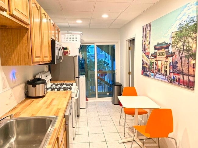 Building Photo - 130 W 8th St Unit 2